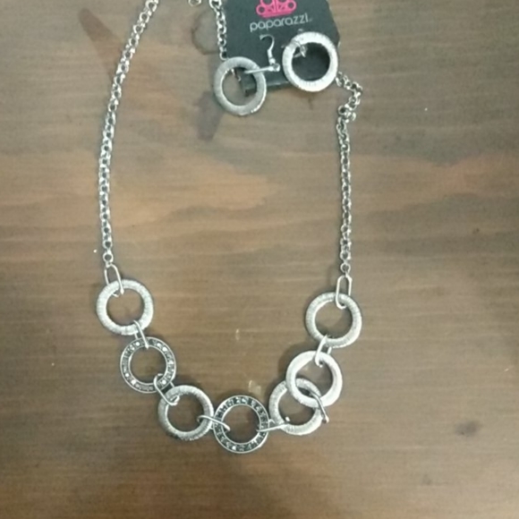 Necklace and earrings - Picture 3 of 3